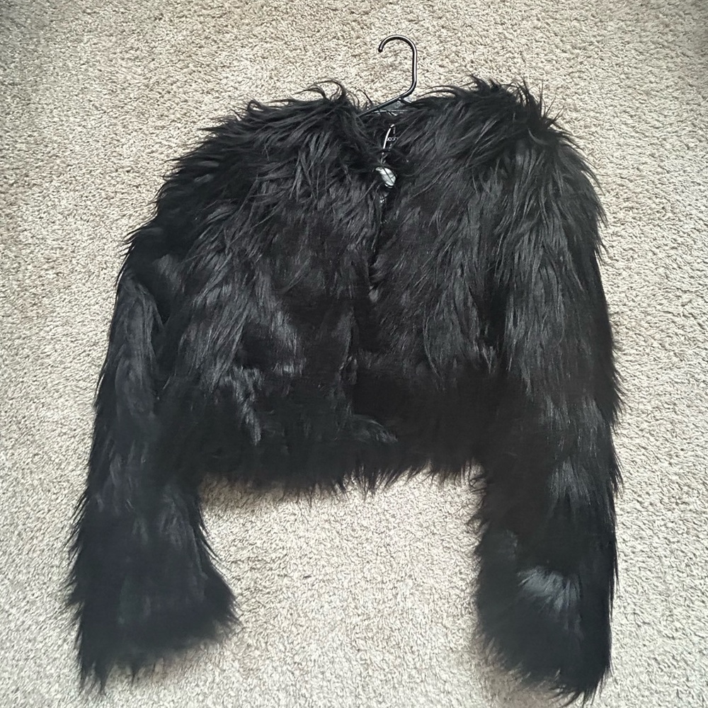 Brand new with tags boohoo faux fur coat ! Never worn !